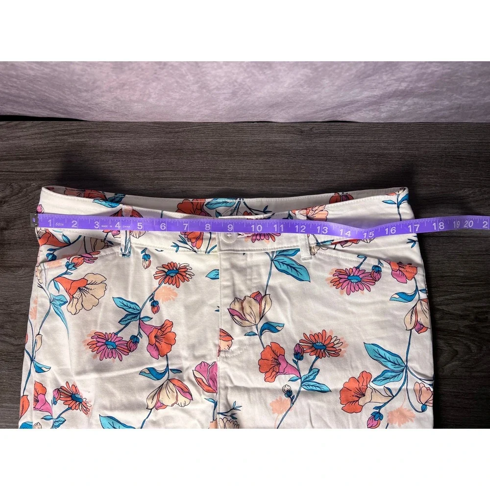St. John's Bay Vibrant Floral Capris Blue Red White Retro Pattern Size 10 - Picture 3 of 6